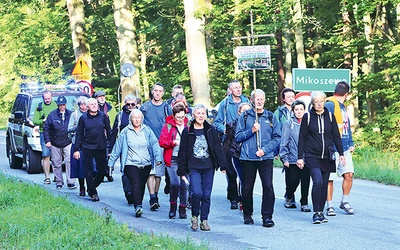 	Pielgrzymi opuszczają lasy Mikoszewa, by już za chwilę wejść na tereny Żuław.