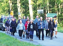 	Pielgrzymi opuszczają lasy Mikoszewa, by już za chwilę wejść na tereny Żuław.