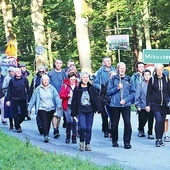 	Pielgrzymi opuszczają lasy Mikoszewa, by już za chwilę wejść na tereny Żuław.