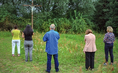 Część uczestników modlitwy kontemplacyjnej przed krzyżem w pustelni.