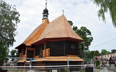 Nowe belki i gonty tylko  na początku odróżniają się od starych elementów.