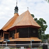 Nowe belki i gonty tylko  na początku odróżniają się od starych elementów.