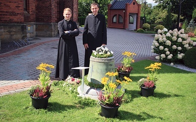 Ks. Marian Bednarek (z prawej) i ks. Mateusz Wieczorek przy starym instrumencie z 1555 roku.