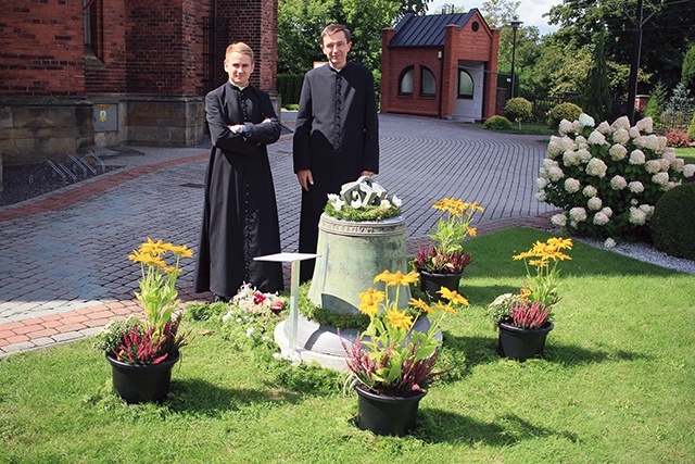 Ks. Marian Bednarek (z prawej) i ks. Mateusz Wieczorek przy starym instrumencie z 1555 roku.