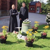 Ks. Marian Bednarek (z prawej) i ks. Mateusz Wieczorek przy starym instrumencie z 1555 roku.