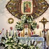 Parafialne dziękczynienie. W ołtarzu wizerunek Maryi pobłogosławiony przez Jana Pawła II. 