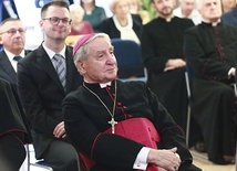 Arcybiskup w czasie promocji książki.
