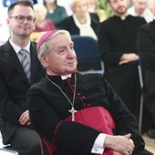 Arcybiskup w czasie promocji książki.