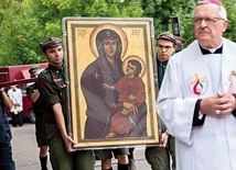 Młodzi modlili się razem  z bp. Edwardem Dajczakiem.