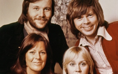 W pierwszym rzędzie od lewej Anni-Frid Lyngstad i  Agnetha Fältskog. Z tyłu od lewej Benny Anderson i Björn Ulvaeus.