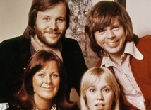 W pierwszym rzędzie od lewej Anni-Frid Lyngstad i  Agnetha Fältskog. Z tyłu od lewej Benny Anderson i Björn Ulvaeus.