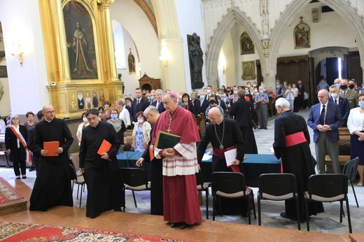 Pierwsze posiedzenie trybunału