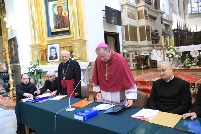 Pierwsze posiedzenie trybunału