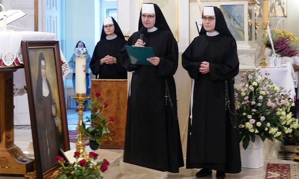 S. Alberta Jasek, przełożona generalna (w środku) elżbietanek cieszyńskich ogłasza jubileuszowy rok 400-lecia istnienia zgromadzenia.