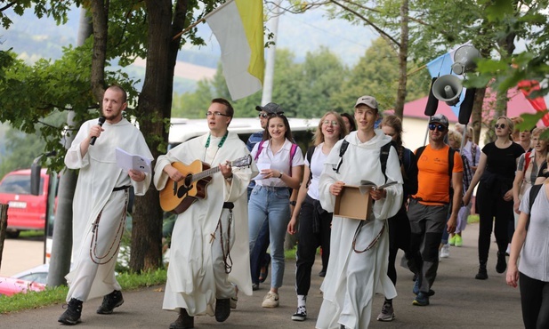 W drodze śpiew poprowadzili młodzi dominikanie, którzy podzieli się także swoimi rozważaniami.