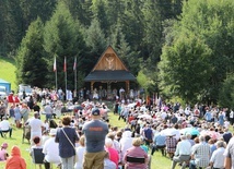 Na górskiej polanie przed ołtarzem zebrały się w tym roku prawdziwe tłumy wiernych.