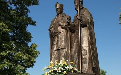 Monument został odsłonięty 16 października 2003 roku.