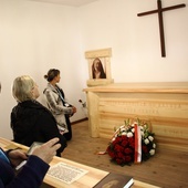 Przy sarkofagu matki Czackiej w Laskach od rana gromadzą się pielgrzymi