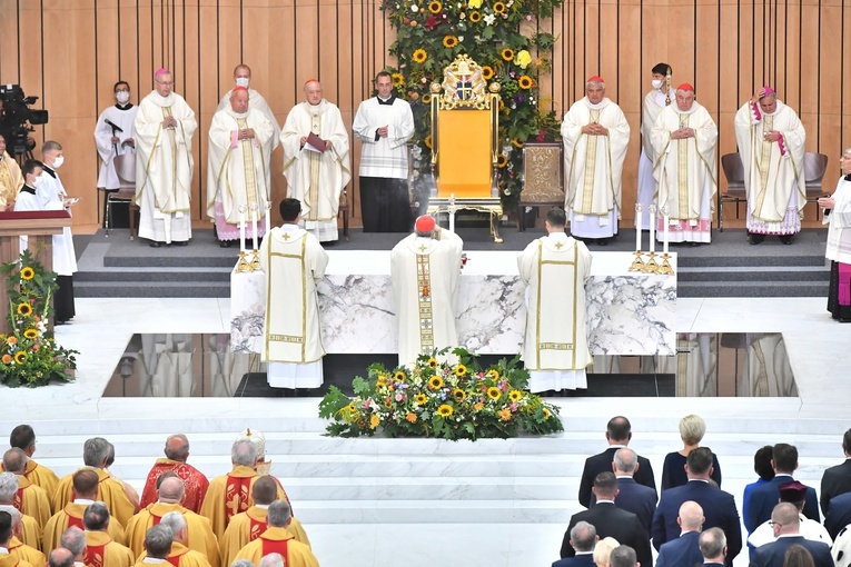 Rozpoczęła się Msza św. beatyfikacyjna kard. Stefana Wyszyńskiego i matki Elżbiety Czackiej