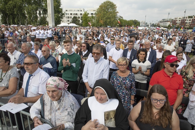 Przyjęci burzą braw