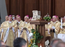 Po Eucharystii można było oddać cześć relikwiom nowych błogosławionych.