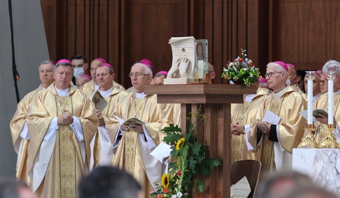 Po Eucharystii można było oddać cześć relikwiom nowych błogosławionych.