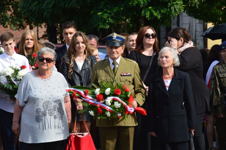 Po Mszy św. nastąpiło złożenie kwiatów.