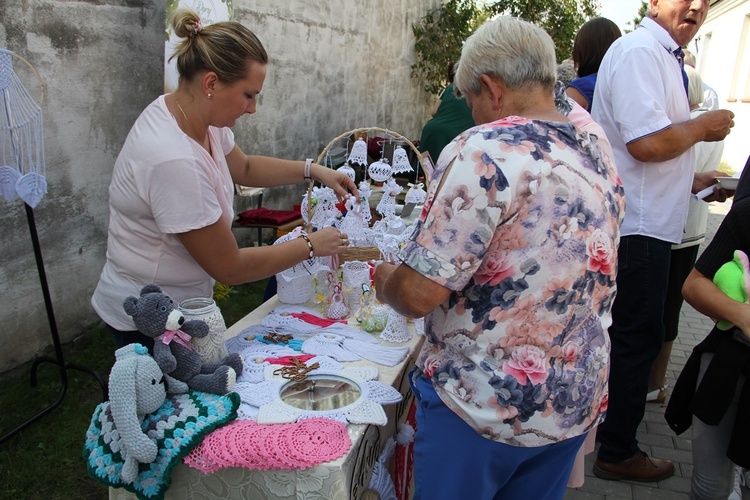 Krzyż, Maryja i festyn parafialny