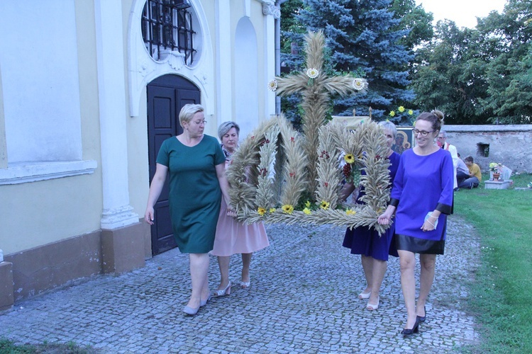 Krzyż, Maryja i festyn parafialny