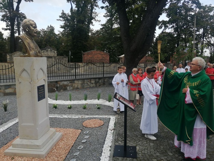 Pomnik przed kościołem Wniebowzięcia NMP w Bielawie poświęcił ks. Stanisław Chomiak.