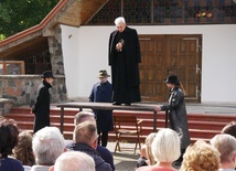 Spektakl wystawili aktorzy z gliwickiego Teatru A przy udziale Młodzieżowej Grupy Teatralnej z Luzina.