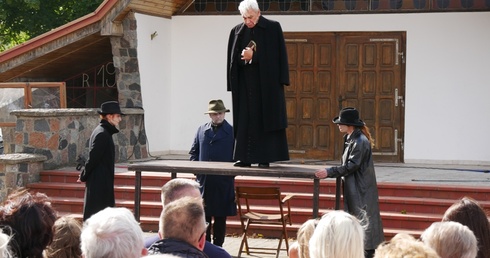 Spektakl wystawili aktorzy z gliwickiego Teatru A przy udziale Młodzieżowej Grupy Teatralnej z Luzina.