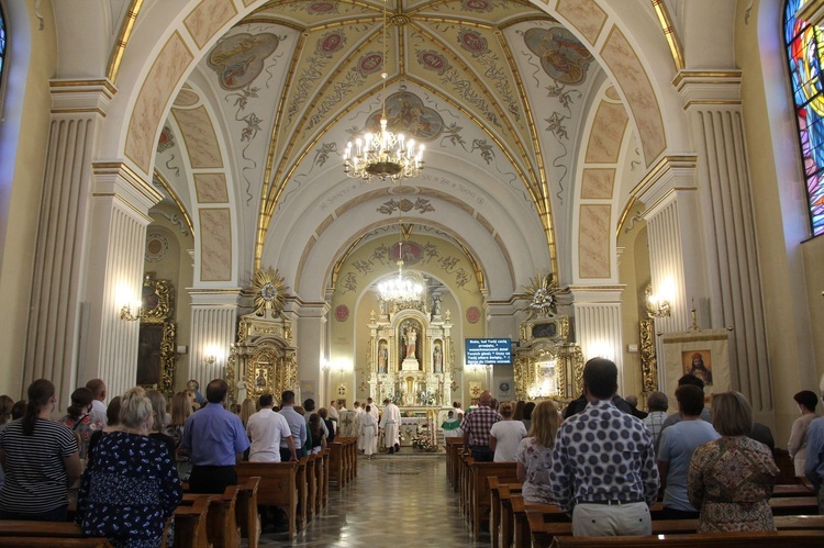 Luszowice. Poświęcenie płaskorzeźby i krużganka Prymasa Tysiąclecia