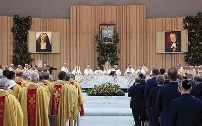 Podczas uroczystości w wilanowskiej świątyni odsłonięto fotografie wynoszonych na ołtarze.