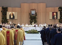 Podczas uroczystości w wilanowskiej świątyni odsłonięto fotografie wynoszonych na ołtarze.