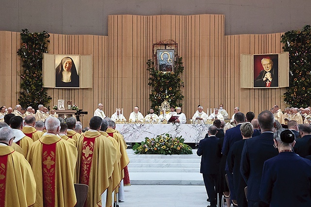 Podczas uroczystości w wilanowskiej świątyni odsłonięto fotografie wynoszonych na ołtarze.