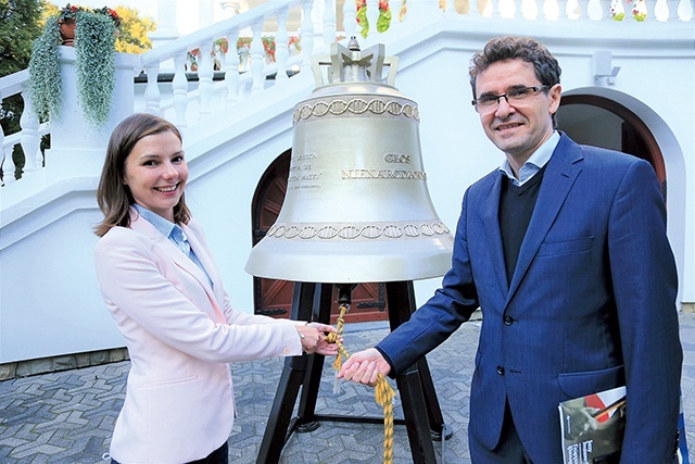 	Sylwia Rucińska i Bogdan Romaniuk przy dzwonie „Głos nienarodzonych” przed sanktuarium maryjnym w Zawadzie koło Dębicy.