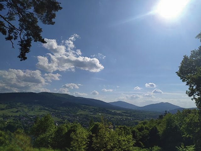 	Roztacza się stąd piękna panorama. Na szczycie znajdują się duży milenijny krzyż i kaplica pw. Matki Bożej Królowej Beskidów.