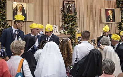 Ołtarz przybrano gałązkami jarzębiny i dębu, słonecznikami i mieczykami. Pośrodku znalazła się ikona Matki Bożej Częstochowskiej, która nawiedziła Prymasa Tysiąclecia niedługo przed jego śmiercią.