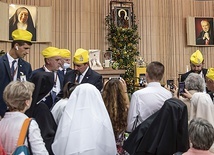 Ołtarz przybrano gałązkami jarzębiny i dębu, słonecznikami i mieczykami. Pośrodku znalazła się ikona Matki Bożej Częstochowskiej, która nawiedziła Prymasa Tysiąclecia niedługo przed jego śmiercią.