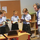 Lekcja języka polskiego i nagraniowe próby czytania przez uczniów.