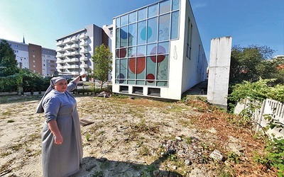 ▲	Siostra Anna Bałchan przed budowanym obiektem.