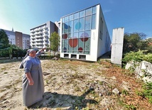 ▲	Siostra Anna Bałchan przed budowanym obiektem.