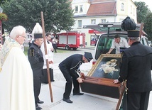 ▲	Wizerunek został wniesiony przez górników i strażaków.