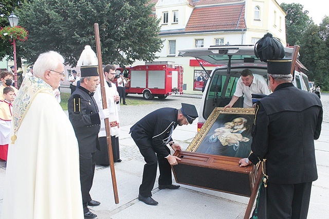 ▲	Wizerunek został wniesiony przez górników i strażaków.