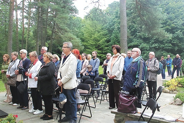 ▼	Członkowie stowarzyszenia modlili się w intencji ojczyzny i owoców beatyfikacji kard. Wyszyńskiego.