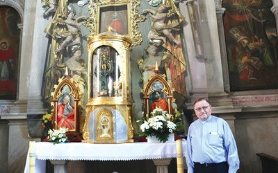 ▲	Ks. Stanisław Mika, proboszcz parafii w Niepołomicach, czeka na powrót zabytków. Na ten czas zastąpiono je barwną fotografią w skali 1:1.