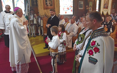 ▲	Abp Marek Jędraszewski konsekrował niedawno świątynię i spotkał się z parafianami, którzy z tej okazji założyli regionalne stroje.