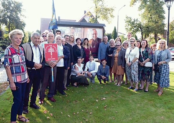 ▲	W grupie było 10 osób  z Akcji Katolickiej  i 20 reprezentantów parafii na radomskim Idalinie.