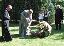 ▲	Drzewka posadzili duchowni trzech wyznań.